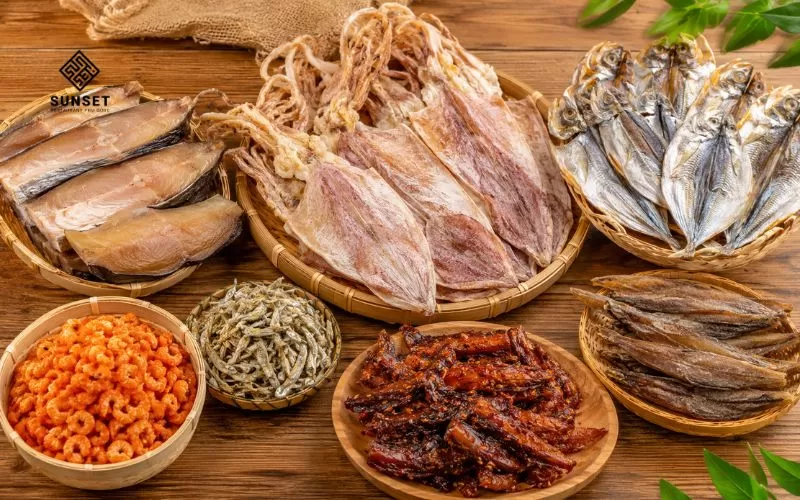 Các loại hải sản khô nổi tiếng của Phú Quốc gồm mực khô, cá chỉ vàng, cá thu một nắng, tôm khô, cá cơm khô,...