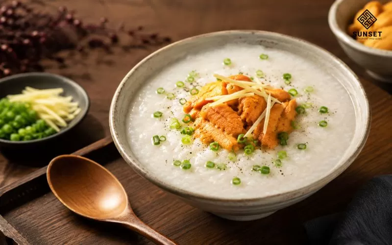 Cháo nhum được nấu từ gạo dẻo kết hợp với thịt nhum tươi
