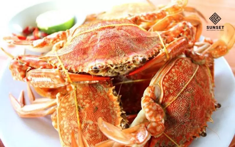 Ghẹ Hàm Ninh là đặc sản nổi tiếng của Phú Quốc, được yêu thích nhờ thịt chắc, ngọt và thơm