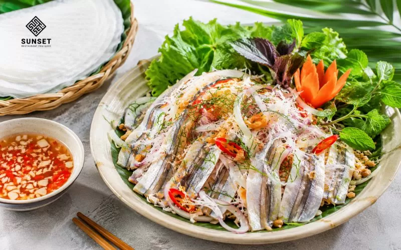 Gỏi cá trích là món đặc sản nổi tiếng tại Phú Quốc 