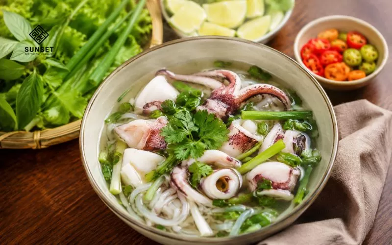 Hủ tiếu mực với nước dùng ngọt than, mực tươi rói 