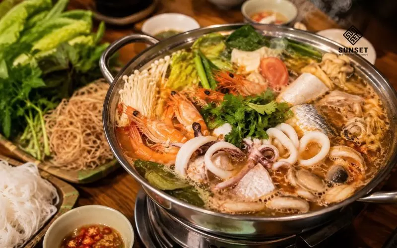 Lẩu hải sản là lựa chọn hoàn hảo nếu bạn đi du lịch cùng gia đình hoặc nhóm bạn