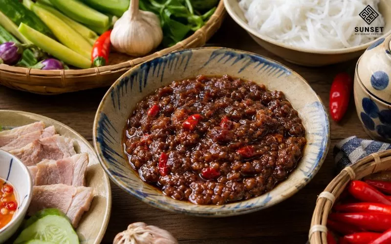 Mắm ruốc xào là món đặc Phú Quốc làm quà sản đậm vị, phù hợp với những ai thích món mặn ăn cùng cơm, xoài xanh hoặc rau luộc