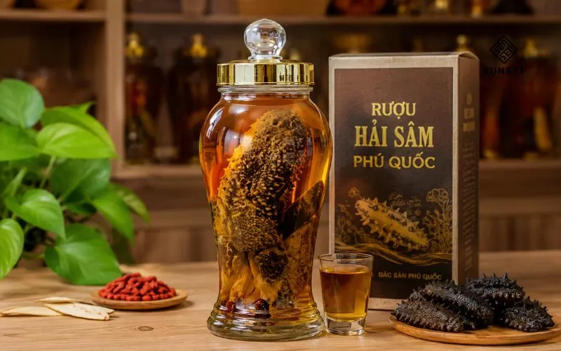 Rượu hải sâm là món quà cao cấp hơn, thường được chọn khi muốn biếu tặng người lớn tuổi 