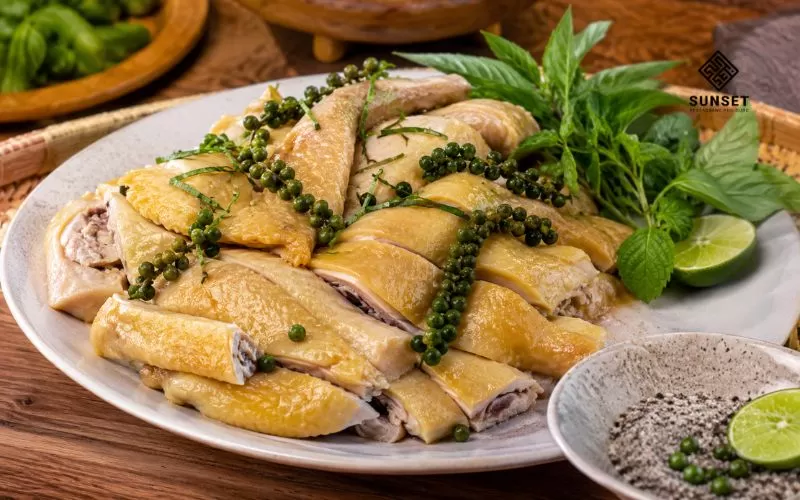 Gà hấp tiêu xanh mềm, ngọt và mọng nước