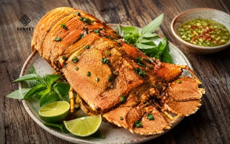 Tôm mũ ni là loại hải sản có thịt chắc, ngọt, hình dáng lạ mắt nên rất được du khách yêu thích